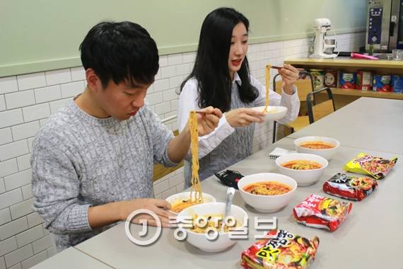 인턴기자들이 맛짬봉을 시식 중이다. 탱글탱글한 면발이 특징이었다.