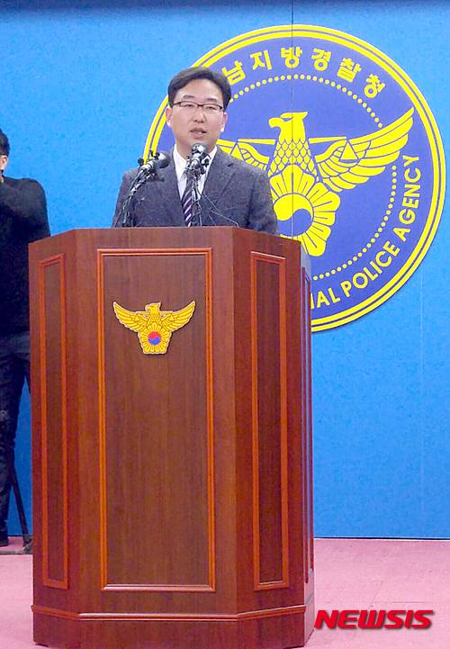 【창원=뉴시스】강승우 기자 = 15일 오전 경남지방경찰청 회의실에서 오동욱 강력계장이 장기결석 아동 살해 사건에 대해 브리핑을 진행하고 있다. 2016.02.15.   ksw@newsis.com