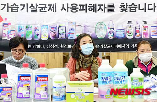 【서울=뉴시스】권현구 기자 = 가습기살균제 폐이식 피해자가 15일 오후 서울 종로구 대학로 환경보건시민센터에서 기자회견을 열고 발언을 하고 있다. 2016.02.15.   stoweon@newsis.com