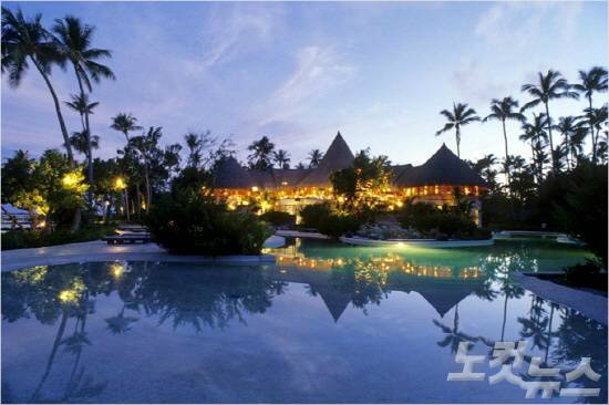 보라보라 섬의 오버워터 방갈로 리조트의 전경. (사진=허니문리조트 제공)