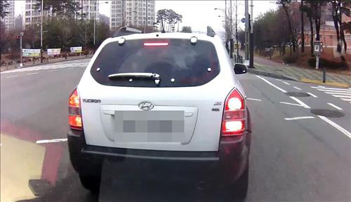13일 오전 문모(40)씨가 화성시 한 교차로에서 보복운전으로 급제동해 사고를 유발하고 있다.