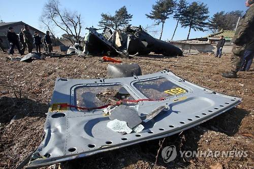 춘천서 추락한 육군 헬기 (춘천=연합뉴스) 박영서 기자 = 15일 오전 강원 춘천시 신북읍 율문리 인근 밭에 육군 헬기가 추락해 군 관계자들이 현장 조사를 벌이고 있다. 2016.2.15 conanys@yna.co.kr