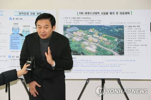 15일 제주 서귀포시 옛 탐라대 본관에서 열린 'FAO 세계수산대학 제주유치 현장설명회'에서 원희룡 제주지사가 실사위원들의 질문에 답하고 있는 모습