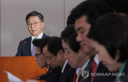 현안보고 하는 홍용표 통일부 장관 (서울=연합뉴스) 이정훈 기자 = 홍용표 통일부 장관이 15일 오후 국회에서 열린 외교통일위원회 전체회의에 출석, 현안보고를 하고 있다.