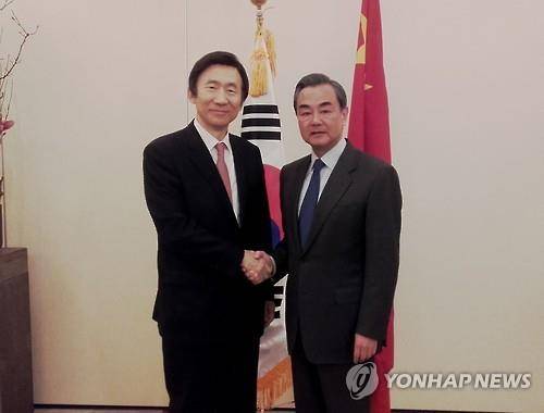 윤병세 외교장관과 왕이 중국 외교부장은 11일(현지시간) 독일 뮌헨안보회의를 계기로 뮌헨 시내 한 호텔에서 양자회담을 열었다.(연합뉴스 자료사진)