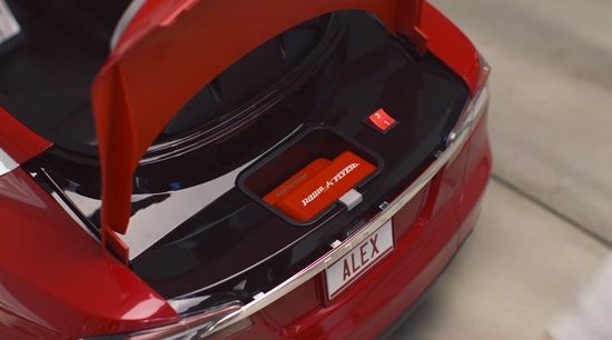 모델 S 유아전동차 뒷편에 설치된 교환식 리튬이온배터리, 충전시간이 기존 납축전지 유아전동차보다 빠르다 (사진=라디오플라이어)