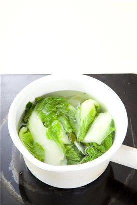 1. 봄동은 깨끗하게 다듬어 끓는 물에 소금을 넣고 데쳐 찬물에 헹군 다음 물기를 짜고 먹기 좋은 크기로 자른다.