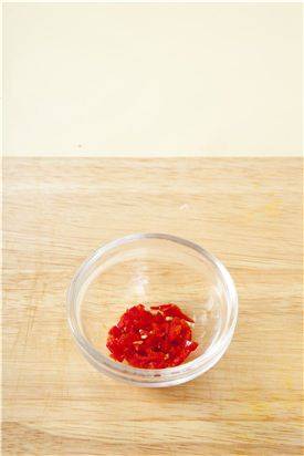 2. 홍고추는 씨째 다진다.