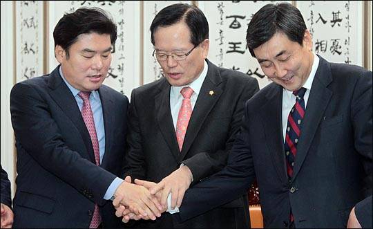 선거구 획정이 늦어지면서 여야가 추진하고 있는 안심번호를 이용한 후보자 경선 일정에도 영향을 미칠 것으로 보인다. 사진은 지난해 여야 원내대표 회동에서 정의화 국회의장이 원유철 새누리당 원내대표와 이종걸 더불어민주당 원내대표의 손을 잡고 서로 마주잡게 하고 있는 모습. ⓒ데일리안 박항구 기자