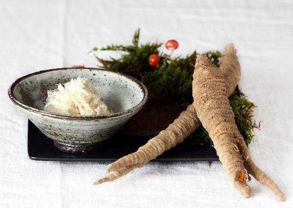 [헬스조선]편도염에 좋은 음식에는 더덕, 홍삼, 배 등이 있다./사진=조선일보 DB