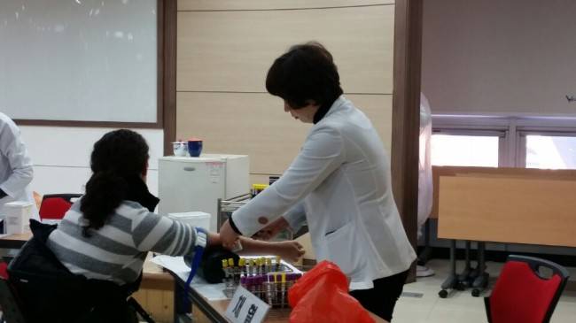 15일 오전 원주보건소 &lsquo;C형간염 비상대책본부&rsquo;에서 한양정형외과 주사기 관련 시술을 받았던 의심환자들이 채혈 검사를 받고 있다.