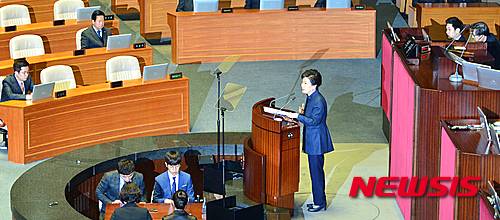 【서울=뉴시스】전진환 기자 = 박근혜 대통령이 16일 오전 서울 여의도 국회에서 북한의 도발에 따른 안보 위협과 관련해 정치권의 협조와 국민 단합을 강조하는 연설을 하고 있다. 2016.02.16.   amin2@newsis.com