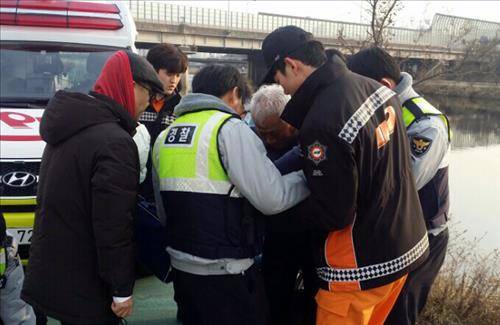 전동휠체어와 함께 탄천에 빠졌다가 구조된 김모 할아버지. 2016.2.16 <<분당경찰서>>