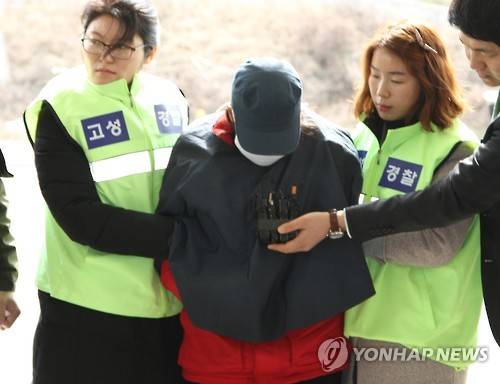 "죄송합니다"...경남 고성 '큰딸' 암매장 가담 피의자     (고성=연합뉴스) 이경욱 기자 = 친어머니 등으로부터 맞은 뒤 방치돼 숨진 '큰딸'의 사체 암매장을 도운 친어머니의 친구 백모(42)씨가 16일 오후 추가 조사를 받기 위해 경남 고성경찰서로 들어오고 있다. 2016.2.16      kyunglee@yna.co.kr