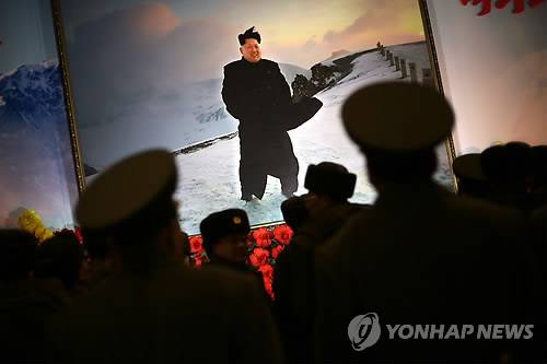 北, 김정일 생일맞아 우상화     (평양 AP=연합뉴스) 북한 김정일 노동당 총비서의 74회 생일(광명성절)을 하루 앞둔 15일 평양의 김정일화 전시회에서 군인들이 김정은 사진을 감상하는 모습.       대외용 라디오 방송인 평양방송은 16일 "위대한 장군님은 영원한 주체의 태양"이라며 "온 겨레는 어버이 장군님을 민족의 태양으로 영원히 높이 모시고 김정은 원수님의 영도 따라 통일되고 번영하는 천하제일강국을 기어이 일떠세울(건설할) 신념과 의지를 더욱 굳게 간직한다"고 주장했다.      bulls@yna.co.kr