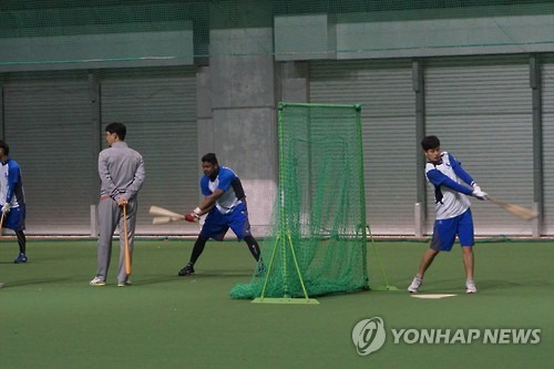 일본 오키나와 온나손 아카마 구장에서 야간 타격 연습 중인 삼상 라이온즈의 새 외국인 타자 아롬 발디리스(왼쪽 33)