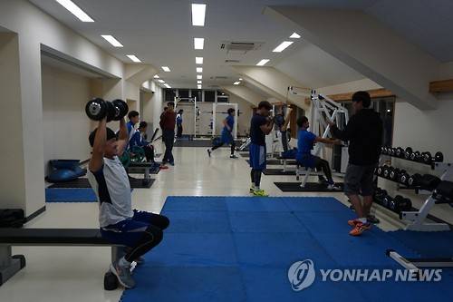 삼성 야간훈련    (온나<일본 오키나와>=연합뉴스) 삼성 타자들이 16일 일본 오키나와 온나손 아카마구장 야간 웨이트 트레이닝을 하고 있다. 2016.2.16      photo@yna.co.kr