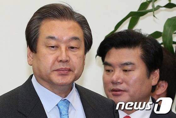 새누리당 김무성 대표와 원유철 원내대표가 17일 서울 여의도 국회에서 열린 최고중진연석회의에서 굳은 얼굴로 입장하고 있다. 2016.2.17/뉴스1 © News1 오대일 기자