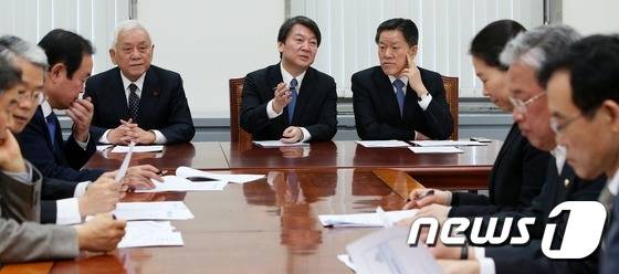 국민의당 안철수 공동대표와 주승용 원내대표가 17일 국회 본청 입성 후 개최된 첫 의원총회에서 대화를 나누고 있다. 2016.2.17/뉴스1 © News1 오대일 기자