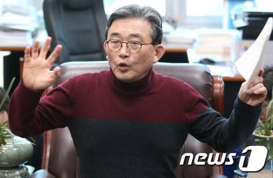 이한구 새누리당 공천관리위원장이 17일 국회 의원회관에서 황진하 사무총장 등 공천관리위원들과 회동을 가진 뒤 입장을 밝히고 있다. 2016.2.17/뉴스1 © News1 오대일 기자