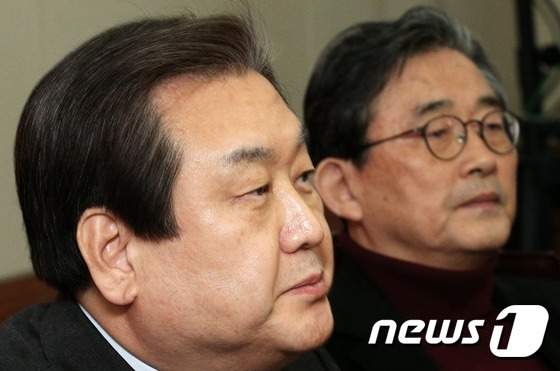 김무성 새누리당 대표(왼쪽)와 이한구 공천관리위원장이 지난 11일 여의도 당사에서 열린 공천관리위원회 회의에서 각자 생각에 잠겨 있다. 2016.2.11/뉴스1 © News1 오대일 기자
