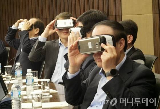 17일 오전 서울 삼성전자 서초사옥에서 열린 수요사장단 협의회. 삼성그룹 계열사 사장들이 삼성전자의 가상현실 헤드셋 '기어VR'를 직접 착용해보고 있다.
