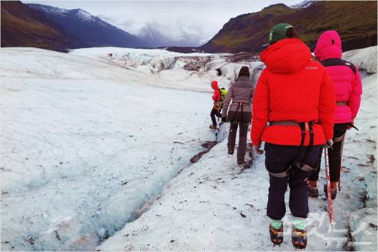 전문가이드가 지나간 길을 따라 이동중인 여행객들. (사진=엔스타일투어 제공)