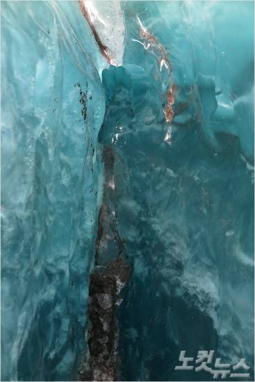 빙하 표면이 녹아 물줄기가 틈 사이로 흐르고 있다. (사진=엔스타일투어 제공)