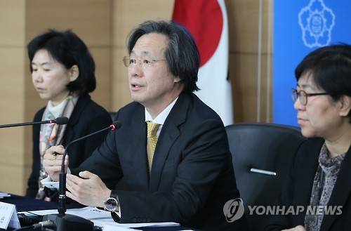 지카바이러스 대비 모기방제 대책 발표     (서울=연합뉴스) 진성철 기자 = 정기석 질병관리본부장(가운데)이 17일 서울 세종로 정부서울청사에서 지카바이러스 감염증 유입을 대비한 국민참여 모기 방제대책을 발표하기 전 굳은 표정을 짓고 있다. 왼쪽 부터 지영미 면역병리센터장, 정 본부장, 정은경 긴급상황센터장.     zjin@yna.co.kr