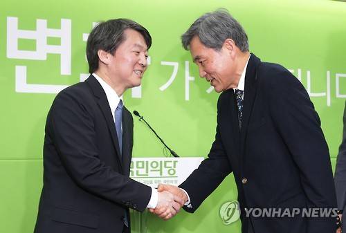 이상돈 교수 국민의당 합류     (서울=연합뉴스) 김현태 기자 = 이상돈 중앙대 명예교수가 17일 오전 마포구 국민의당 당사에서 국민의당 합류 의사를 밝힌 후 안철수 공동대표와 악수하고 있다. 이 교수는 19대 총선을 앞두고 있던 2012년 새누리당 박근혜 비상대책위원장 시절 새누리당 비대위원를 맡은 바 있다.