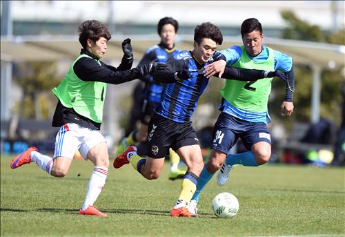 인천 유나이티드 송시우(가운데)가 FC오사카와의 연습 경기에서 드리블하는 장면.(오사카=공동취재단)