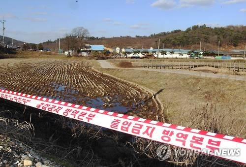 구제역 의심농가 긴급 통제     (공주=연합뉴스) 이재림 기자 = 17일 오후 충남 공주시 한 구제역 의심 돼지농가 출입이 통제돼 있다.