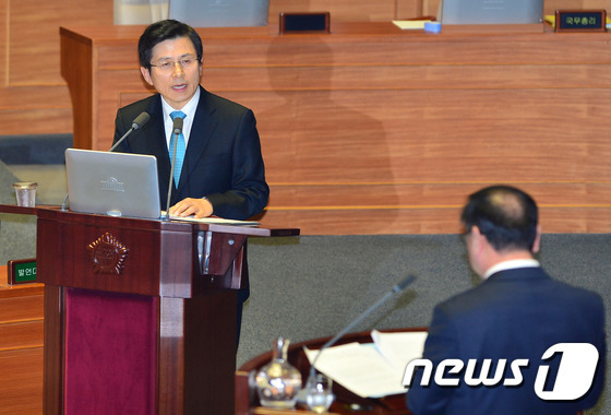 황교안 총리가 18일 국회 본회의장에서 진행되는 대정부질문에 서 답변하고 있다. 2016.2.18/뉴스1 © News1 구윤성 기자