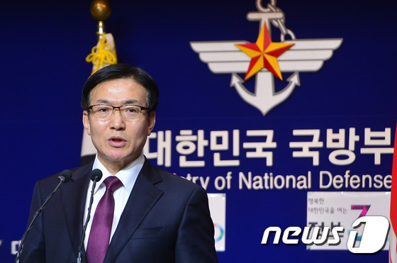 문상균 국방부 대변인이 16일 오전 서울 용산 국방부에서 정례브리핑을 하고 있다.2016.2.16/뉴스1 © News1 구윤성 기자