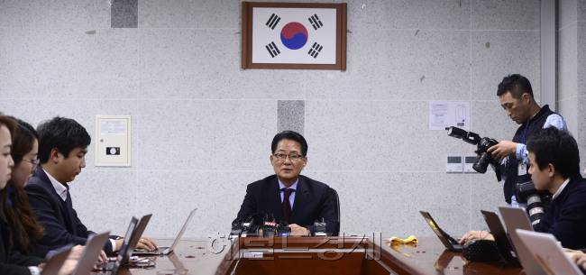 대법원이 저축은행에서 수천만원을 받은 혐의로 재판에 넘겨진 박지원 의원(74&middot;무소속)에게 선고됐던 징역형을 파기환송한 가운데 박 의원이 18일 오후 서울 여의도 국회 의원회관에서 기자간담회를 가지고 있다. 이로 인해 박 의원은 20대 총선에 출마가 가능해졌다. 박해묵 기자/mook@heraldcorp.com