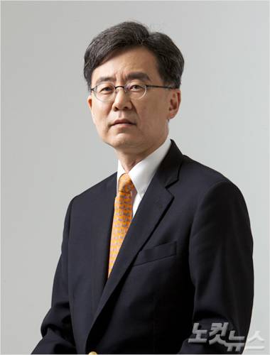 노무현 정부에서 한미 FTA 협상을 주도했던 김현종 전 통상교섭본부장이 18일 더불어민주당에 입당했다. (사진=더불어민주당 제공)