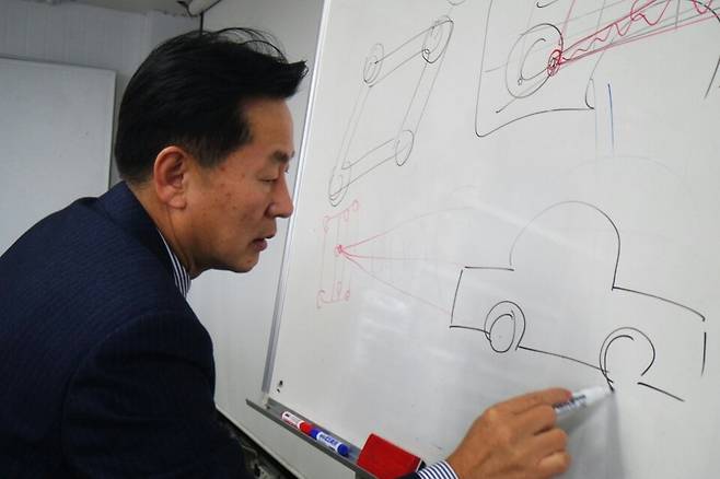 박병일 명장이 화이트보드에 자동차 그림을 그려가며 현대차 문제점을 설명하고 있다. / 사진=박성의 기자
