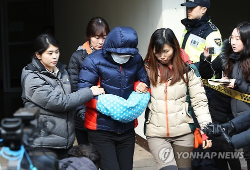 현장검증 마치고 나오는 '큰딸' 살해 엄마     (용인=연합뉴스) 홍기원 기자 = 지난 2월 18일 오후 경기도 용인시의 한 아파트에서 진행된 고성 큰딸 살해 암매장 사건 현장검증에서 친딸을 숨지게 한 어머니 박모(42·여)씨가 현장검증을 마치고 나오고 있다.   xanadu@yna.co.kr