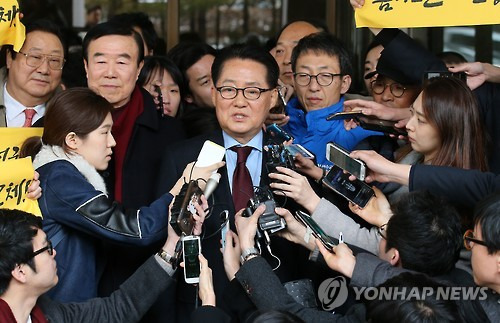 답변하는 박지원     (서울=연합뉴스) 전수영 기자 = 저축은행으로부터 금품을 받은 혐의로 기소된 무소속 박지원 의원이 18일 오후 서울 서초동 대법원에서 무죄 취지의 파기환송 판결을 받은뒤 법정을 나서며 기자들의 질문에 답하고 있다.