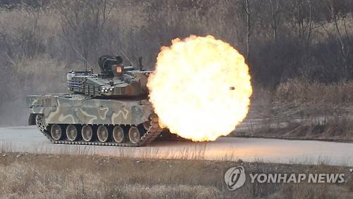 위력 뽐내는 K-2 흑표전차     (양평=연합뉴스) 임헌정 기자 = 육군 11사단 기갑수색대대의 K-2 흑표전차가 18일 오후 경기도 양평 비승사격장에서 열린 중대전투사격 훈련에서 불을 뿜으며 포탄을 발사하고 있다. 이날 훈련에는 흑표전차 외에 K-21 장갑차, K-200 장갑차 등도 참가했다. 2016.2.18     kane@yna.co.kr