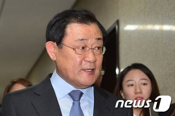 이병기 청와대 비서실장이 지난 19일 국회에서 테러방지법 조속 처리를 위해 김종인 더불어민주당 비상대책위원장을 예방하기 앞서 이동하고 있다. 2016.2.19/뉴스1 © News1 구윤성 기자