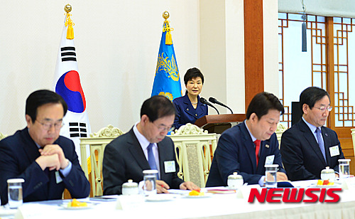 【서울=뉴시스】전진환 기자 = 박근혜 대통령이 19일 오후 청와대 충무실에서 열린 전국 시·도지사와의 만남에서 인사말을 하고 있다. 2016.02.19.   amin2@newsis.com