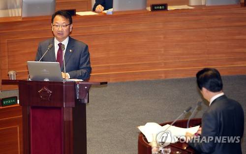 본회의 답변하는 유일호 경제부총리     (서울=연합뉴스) 배재만 기자 = 유일호 부총리 겸 기획재정부 장관이 19일 오전 국회 본회위장에서 열린 경제분야 대정부질문에서 새누리당 나성린 의원의 질의에 답하고 있다.       scoop@yna.co.kr     http://blog.yonhapnews.co.kr/f6464