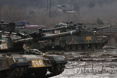 대기 중인 K-1 전차     (파주=연합뉴스) 임병식 기자 = 19일 경기도 파주시 접경지역에서 K-1 전차가    대기하고 있다.     한국과 미국은 다음달 7일부터 시작하는 키 리졸브(KR) 연합훈련을 역대 최대 규모로 실시해 북한에 대한 '무력시위' 수준을 한껏 끌어올릴 계획이다. 2016.2.19     andphotodo@yna.co.kr