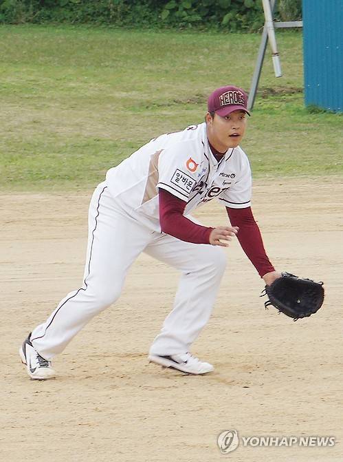 수비 훈련하는 조상우     (우루마<일본 오키나와>=연합뉴스) 하남직 기자 = 선발로 전환한 넥센 히어로즈 우완 조상우가 19일 일본 오키나와 우루마 구시가와구장에서 수비 훈련을 하고 있다. 2016.2.19      jiks79@yna.co.kr