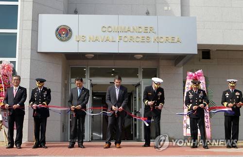 부산서 주한 미해군사령부 신청사 개관식     (부산=연합뉴스) 김재홍 기자 = 19일 해군 부산작전기지에서 주한 미 해군사령부 개관식이 열리고 있다. 64억원이 투입된 신청사는 9천40㎡ 부지에 지하 1층, 지상 2층 건물이다.