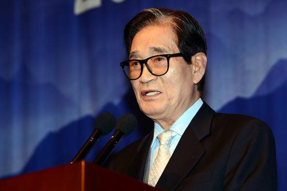 이기택 전 민주당 총재가 20일 오전 향년 80세로 별세했다. 7선 국회의원을 지낸 이 전 총재는 신민당 사무총장 및 부총재, 통일민주당 부총재, '꼬마 민주당'이라 불린 옛 민주당 총재, 한나라당 공동선대위 의장 및 부총재, 민주국민당 최고위원, 새천년민주당 중앙선거대책위원회 상임고문 등을 역임했다. 빈소는 강남성모병원 장례식장에 마련됐으며, 장지는 4·19 국립묘지다. (뉴스1DB) /사진=뉴스1