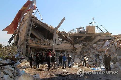 (마라트알누만<시리아> AFP=연합뉴스) 시리아 북부 이들리브 주 마라트알누만 지역의 국경없는의사회(MSF)가 지원하는 한 병원이 15일(현지시간) 러시아 전투기가 발사한 것으로 추정되는 미사일 공격을 받은 모습.