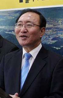 노회찬 전 의원이 1일 경남 창원시청 프레스센터에서 기자회견을 열어 제20대 총선 경남 창원시 성산구 출마 선언을 하고 있다.