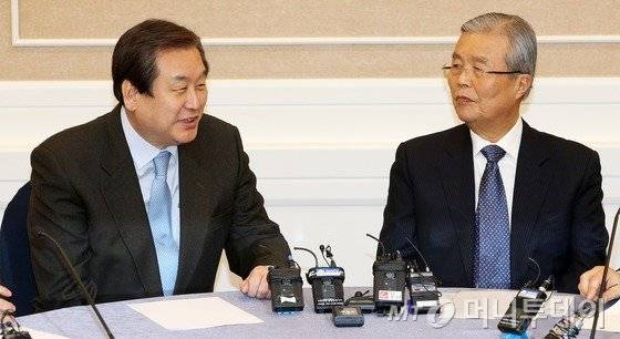 김무성 새누리당 대표와 김종인 더불어민주당 비대위 대표가 18일 저녁 서울 여의도 국회 귀빈식당에서 열린 쟁점법안 처리·선거구획정을 위한 여야 4+4 회동에서 환담을 나누고 있다. 여야 지도부는 이날 회동에서 선거구획정 및 노동관련 4개 법안, 서비스산업기본발전법 등 쟁점법안을 놓고 담판을 시도한다. 2016.2.18/뉴스1